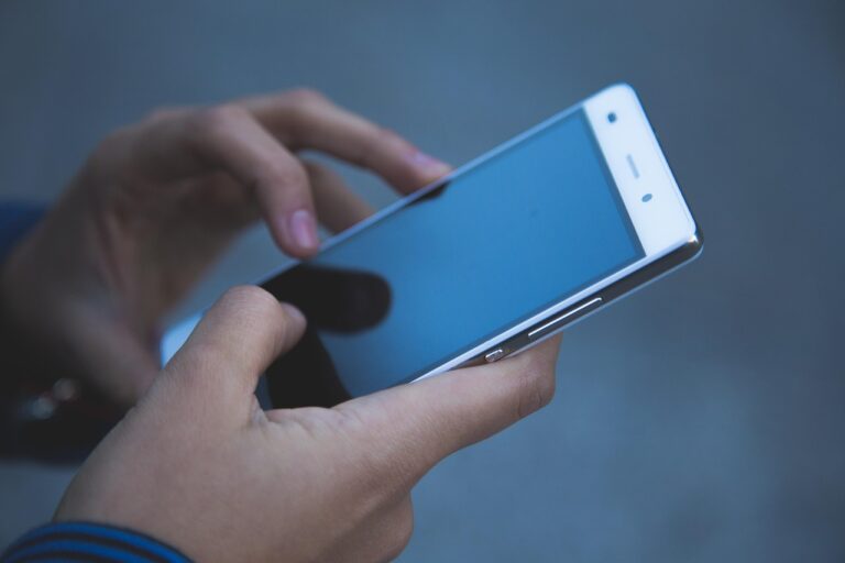 Ein Smartphone liegt neben einer Geldbörse auf einem Tisch und steht sinnbildlich für einen Betrugsanruf, bei dem Opfer zur Preisgabe von Kontodaten bewegt werden – Foto: Pexels / Pixabay