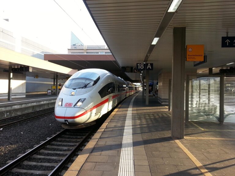 Ein ICE-Zug steht am Bahnsteig, während die Strecke zwischen Berlin und Hamburg wegen eines Bombenfunds gesperrt ist – Foto: KarinKarin / Pixabay
