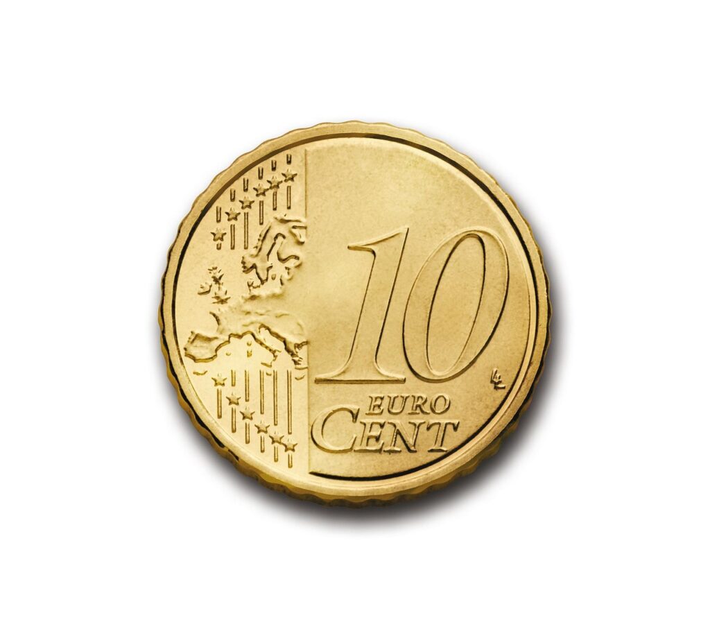 Ein frankierter Standardbrief liegt neben Euromünzen auf einem Schreibtisch und symbolisiert das steigende Briefporto 2027 – Foto: stux / Pixabay