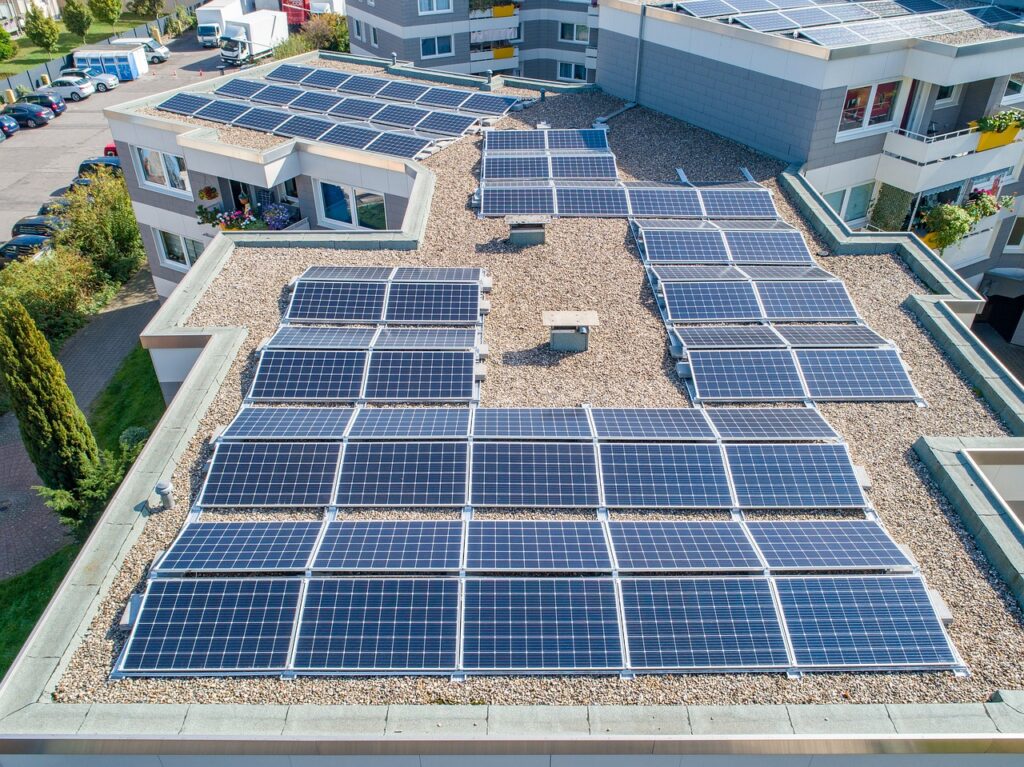 Nahaufnahme von Solarpanels auf einem Hausdach, deren Besitzer künftig mit einer höheren Solar Netzgebühr rechnen müssen – Foto: Solarimo / Pixabay