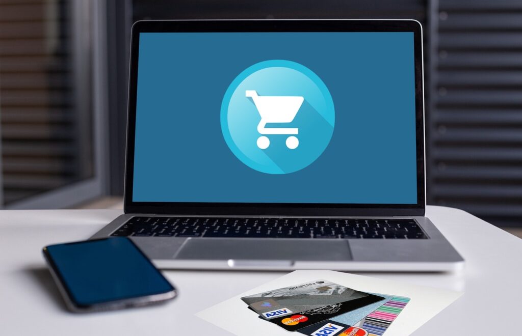 Nahaufnahme eines Smartphones mit Online-Checkout neben einer Rechnung, die neue Rechnungskauf-Regeln ab November 2026 betreffen – Foto: Mohamed_hassan / Pixabay