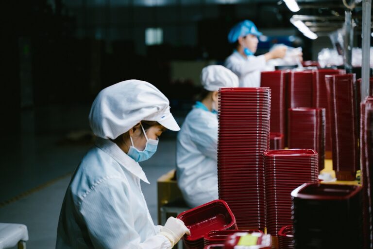 Produktionslinie in einer deutschen Fabrik, die den wachsenden China Exportdruck auf die Industrie symbolisiert – Foto: Quanlecntt2004 / Pixabay