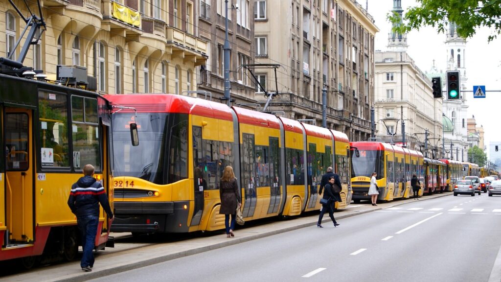 Eine Straßenbahn steht an einer Haltestelle, während die Demo Graz Linien am Freitag für Verzögerungen sorgt – Foto: Neurolink / Pixabay