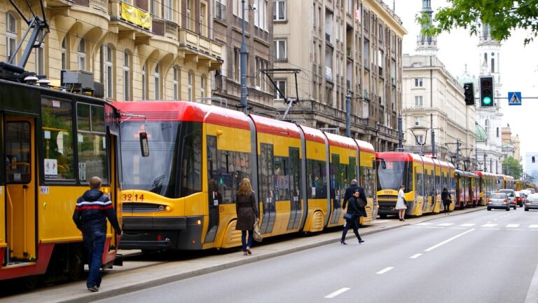 Eine Straßenbahn steht an einer Haltestelle, während die Demo Graz Linien am Freitag für Verzögerungen sorgt – Foto: Neurolink / Pixabay