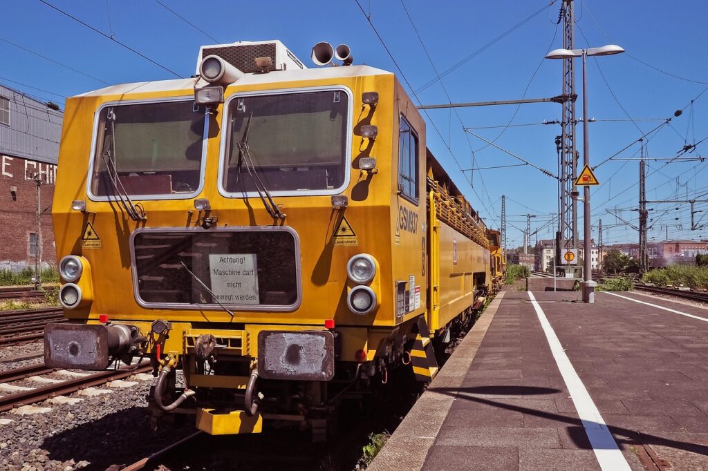 Gleisbauarbeiten an einer Bahnstrecke zeigen, wo die Bahn künftig Streckensperrungen plant – Foto: 652234 / Pixabay