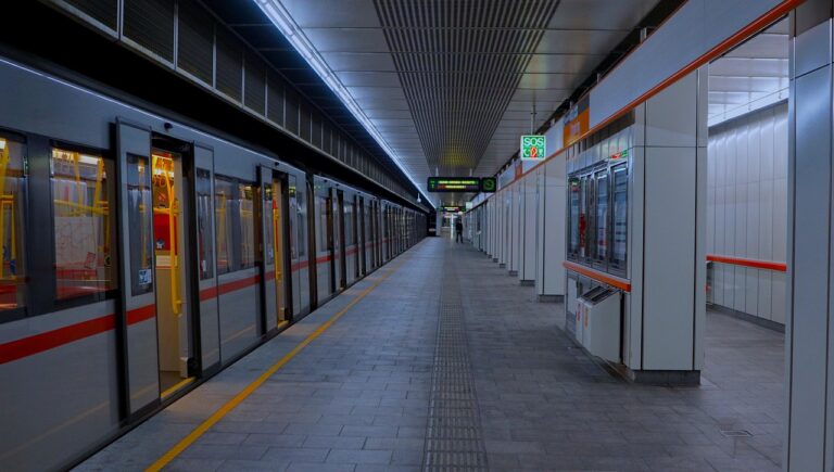 Ein U-Bahnsteig in Wien, dessen Ausbau künftig auch über die ausgeweitete Dienstgeberabgabe finanziert wird – Foto: SocialBunnyMarketing / Pixabay