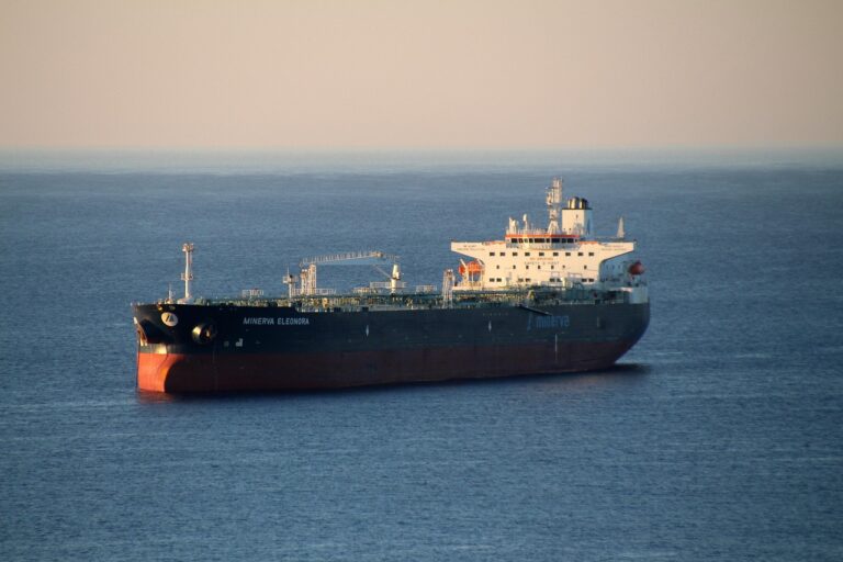 Ein Öltanker am Hafen symbolisiert den Diesel-Deal zwischen den USA und Russland – Foto: Freiheitsjunkie / Pixabay