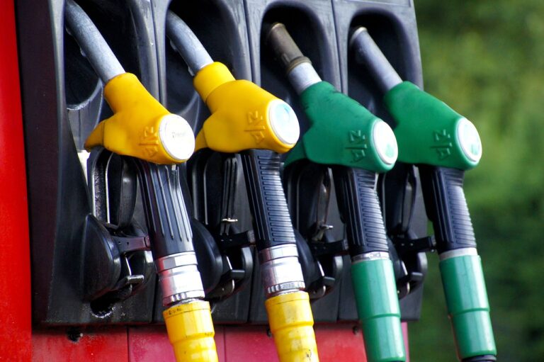 Eine Zapfpistole steckt im Tankstutzen eines Diesel-Fahrzeugs und zeigt die anhaltende Zukunft des Diesels im Straßenverkehr – Foto: IADE-Michoko / Pixabay