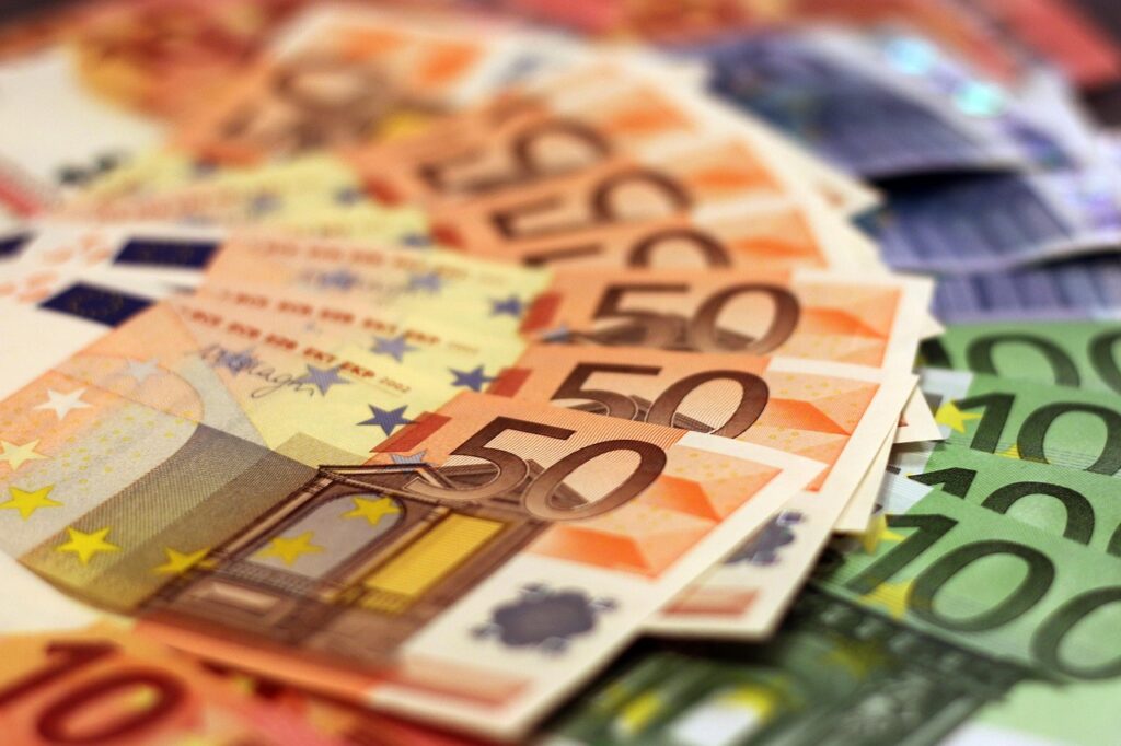 Gestapelte Euro-Scheine auf einem Schreibtisch symbolisieren die steigenden Ausgaben im Doppelbudget 2027 – Foto: moerschy / Pixabay