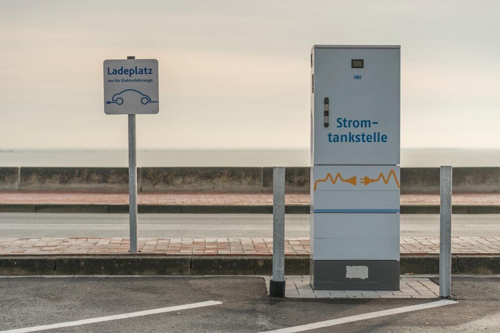 Mehrere Elektroautos laden an öffentlichen Ladesäulen, während der E-Auto-Marktanteil in der EU weiter steigt – Foto: AKrebs60 / Pixabay