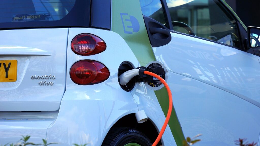 Ladekabel steckt im Anschluss eines Elektroautos, während die E-Auto-Neuzulassungen in Österreich auf einen neuen Rekordwert steigen – Foto: VariousPhotography / Pixabay