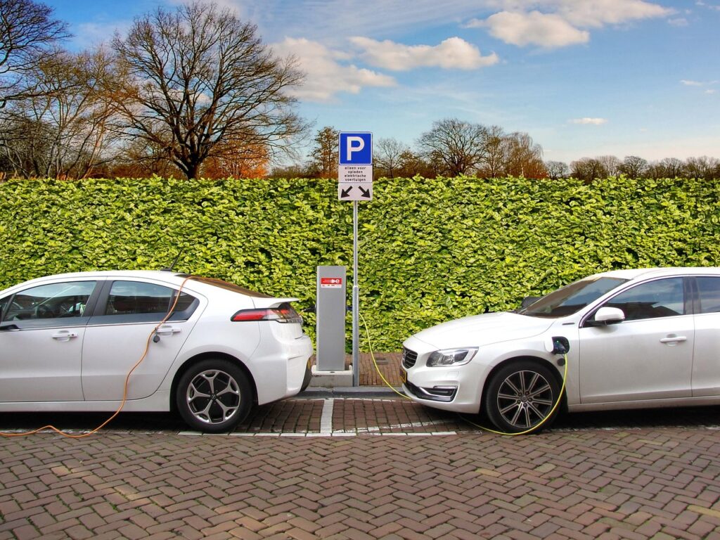 Ein Elektroauto wird an einer öffentlichen Ladesäule geladen, während die E-Auto Neuzulassungen in Österreich einen neuen Rekord erreichen – Foto: Joenomias / Pixabay