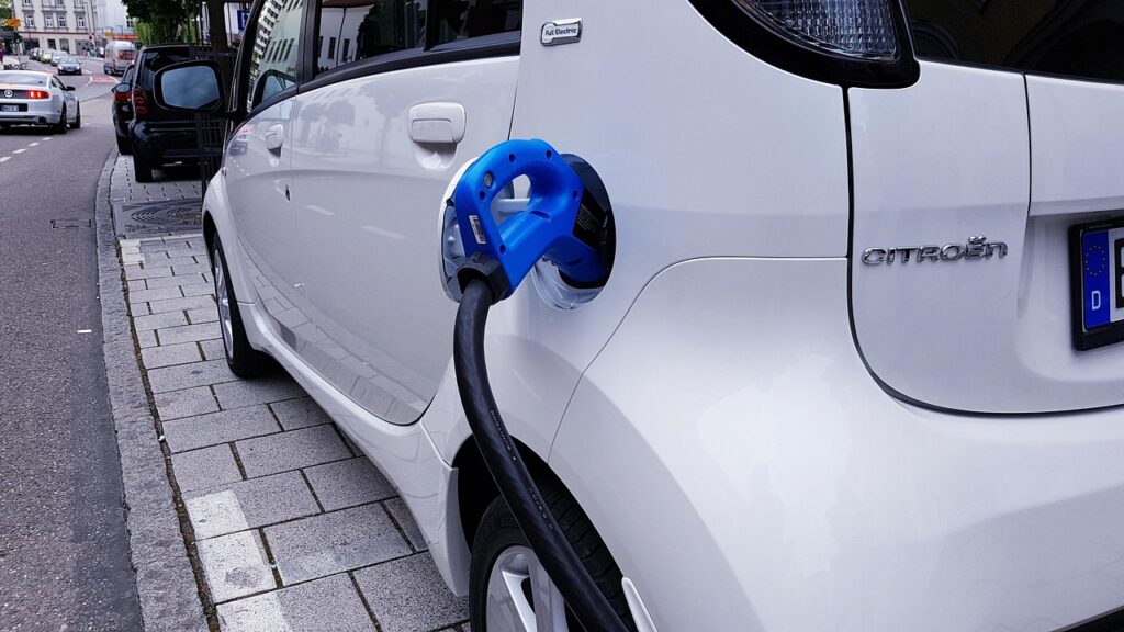 Ein Ladekabel steckt in einem Elektroauto, während die E-Auto Neuzulassungen in Österreich im September deutlich zulegen – Foto: stux / Pixabay