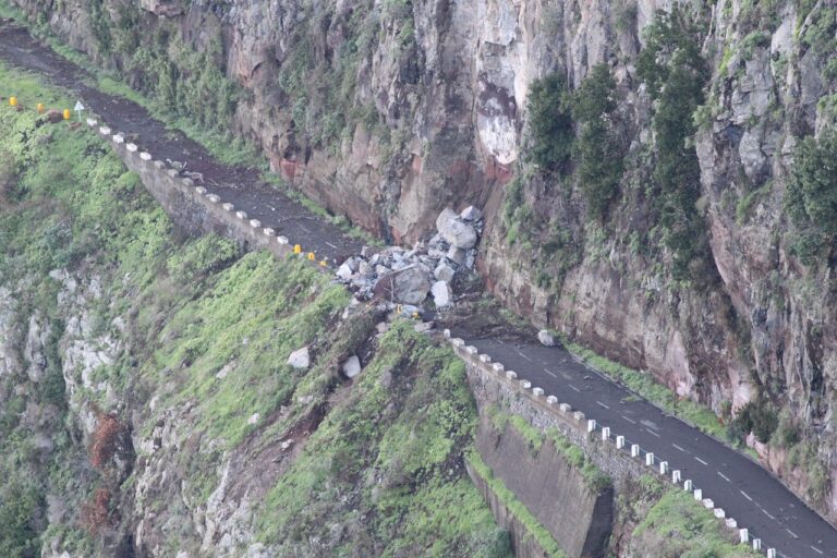 Ein Erdrutsch im Pitztal hat Geröll und Erdmassen auf einer Landesstraße in den Tiroler Bergen abgelagert – Foto: cocoparisienne / Pixabay