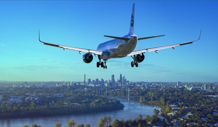 Ein Flugzeug steht auf dem Rollfeld und symbolisiert die Debatte um die Flugabgabe in Österreich – Foto: 2780243 / Pixabay