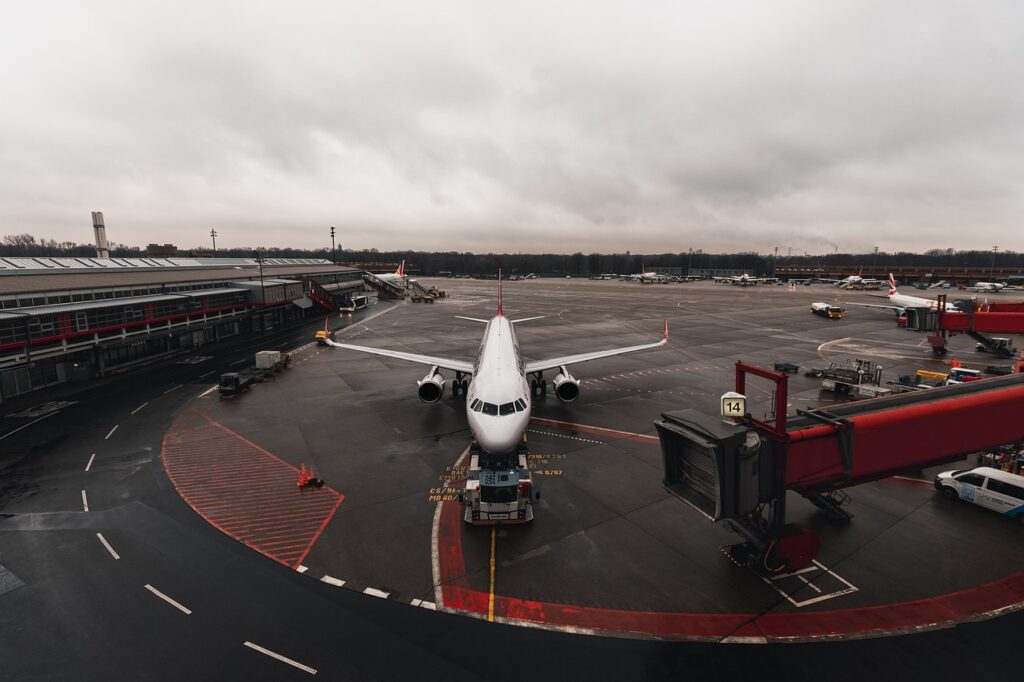 Rollfeld und Tower des Flughafens Venedig bei Tageslicht, passend zum Flughafen-Venedig-Rekord bei den Flugbewegungen – Foto: dmncwndrlch / Pixabay
