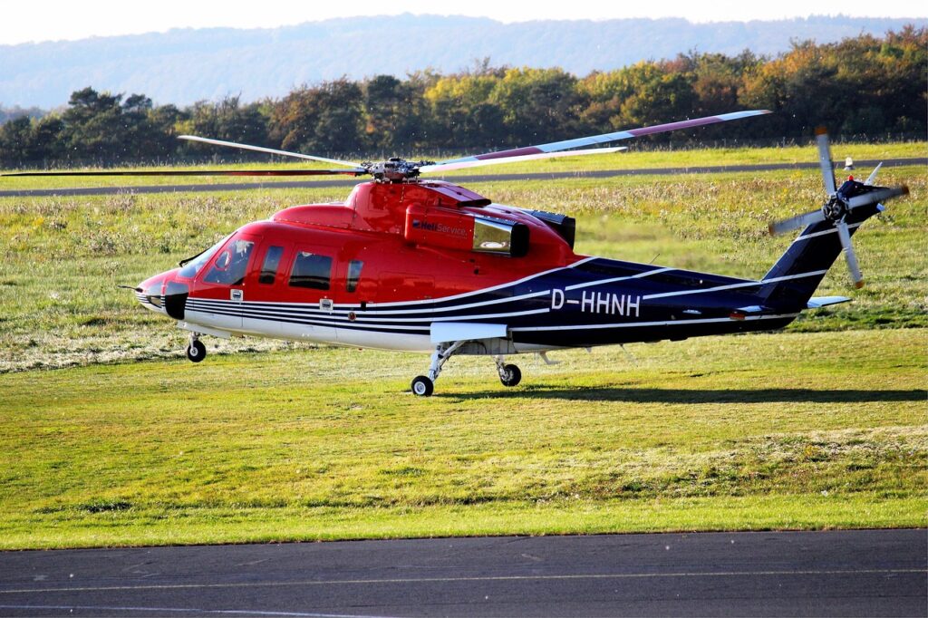 Leerer Hangar auf einem Flugplatz am Morgen, Sinnbild für das Unternehmen von Thomas Morgenstern nach dem Helikopter-Diebstahl – Foto: Momentmal / Pixabay