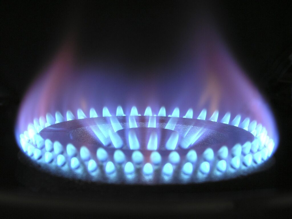 Eine blaue Gasflamme auf einem Herd symbolisiert die Diskussion um den Gaspreis in Österreich – Foto: Magnascan / Pixabay