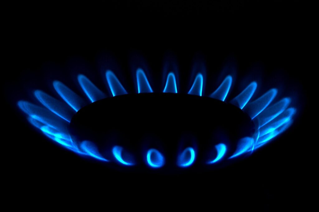 Eine blaue Gasflamme auf einem Herd symbolisiert den gestiegenen Gaspreis 2026 und die höheren Heizkosten – Foto: 11082974 / Pixabay