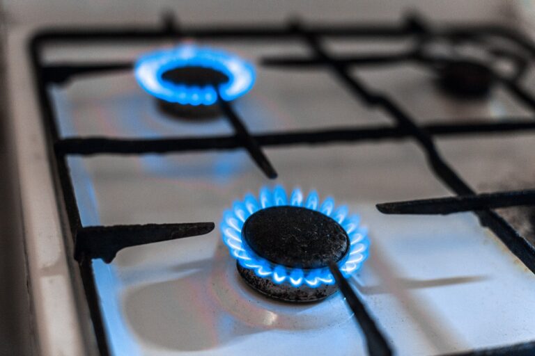 Eine Gasflamme auf einem Herd symbolisiert, dass der Gaspreis steigt und Heizkosten für Haushalte teurer werden – Foto: Stroganova / Pixabay