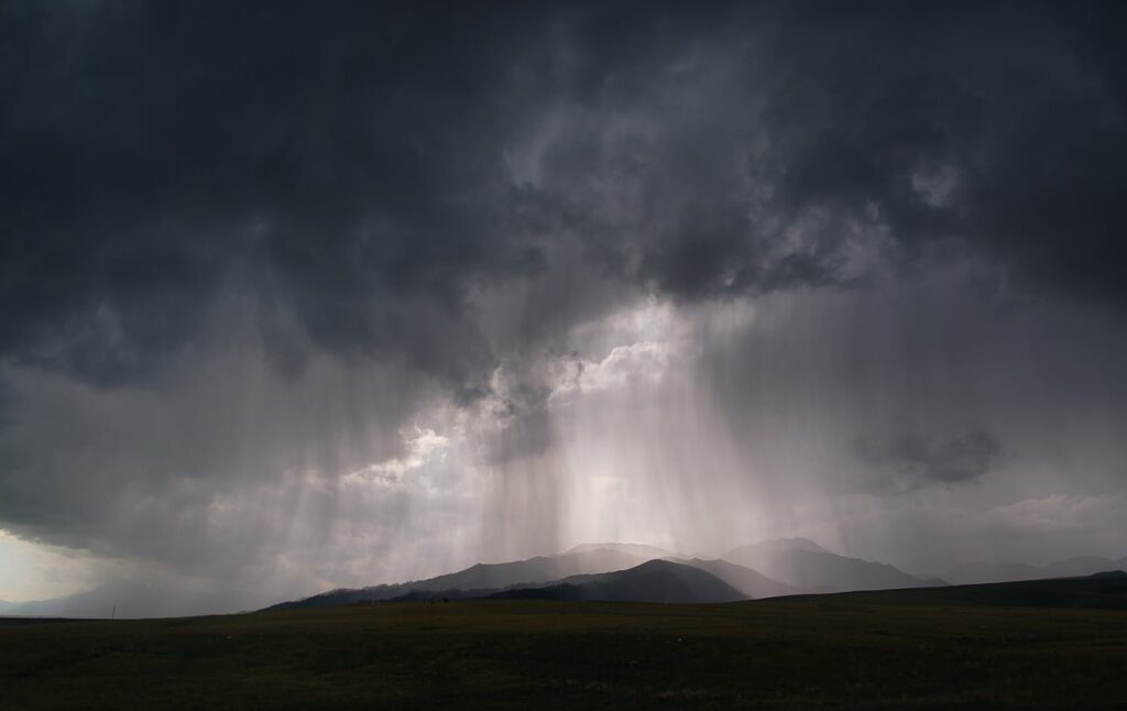 Nasse Straße in einem österreichischen Alpental zeigt die Folgen der aktuellen Regenwarnung für Österreich – Foto: r-q / Pixabay