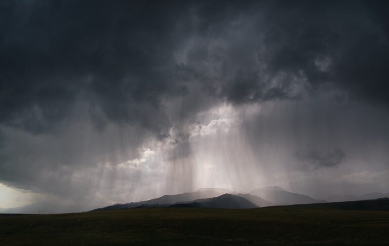 Nasse Straße in einem österreichischen Alpental zeigt die Folgen der aktuellen Regenwarnung für Österreich – Foto: r-q / Pixabay