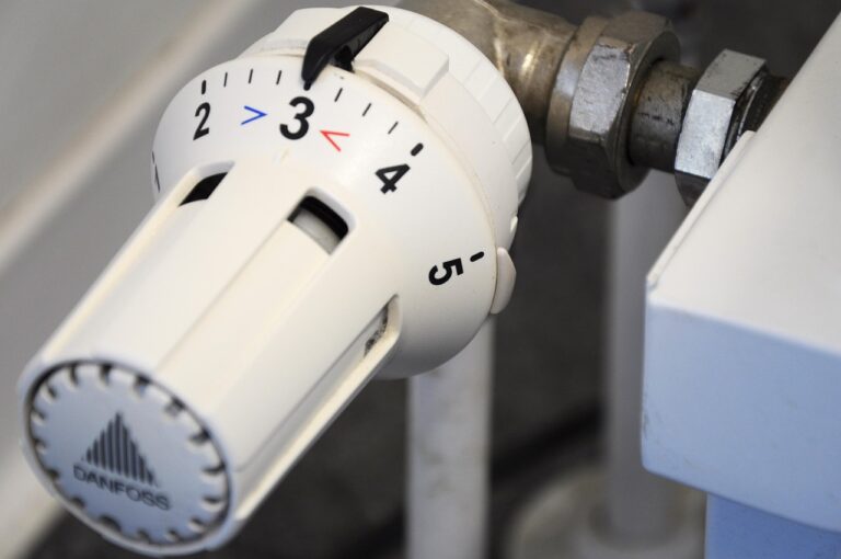 Eine Hand stellt ein Heizkörperthermostat ein, um beim Heizen Heizkosten zu sparen – Foto: ri / Pixabay