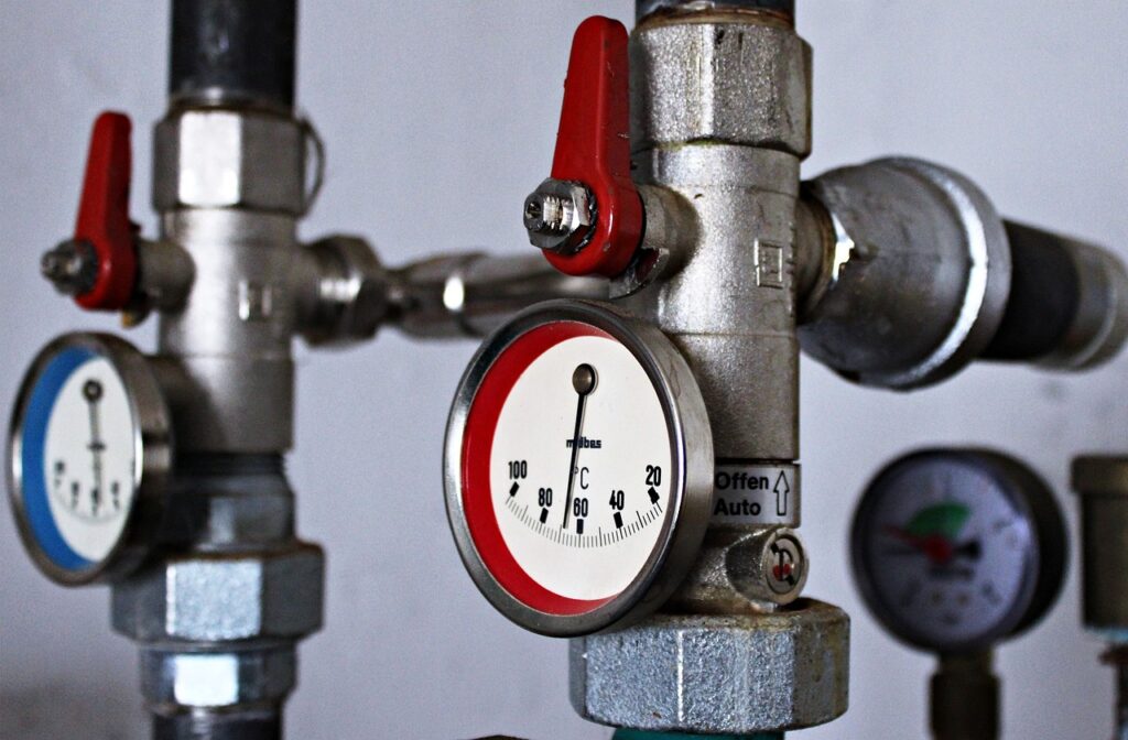 Eine moderne Wärmepumpe im Keller eines Einfamilienhauses symbolisiert die neu gestartete Heizungsförderung in Österreich – Foto: avantrend / Pixabay
