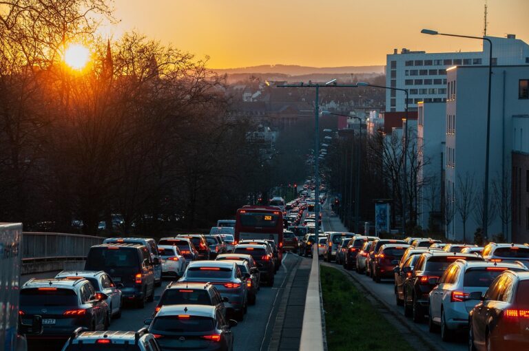 Stehender Verkehr auf einer mehrspurigen Autobahn symbolisiert den drohenden Herbstferien Stau am Wochenende – Foto: wal_172619 / Pixabay