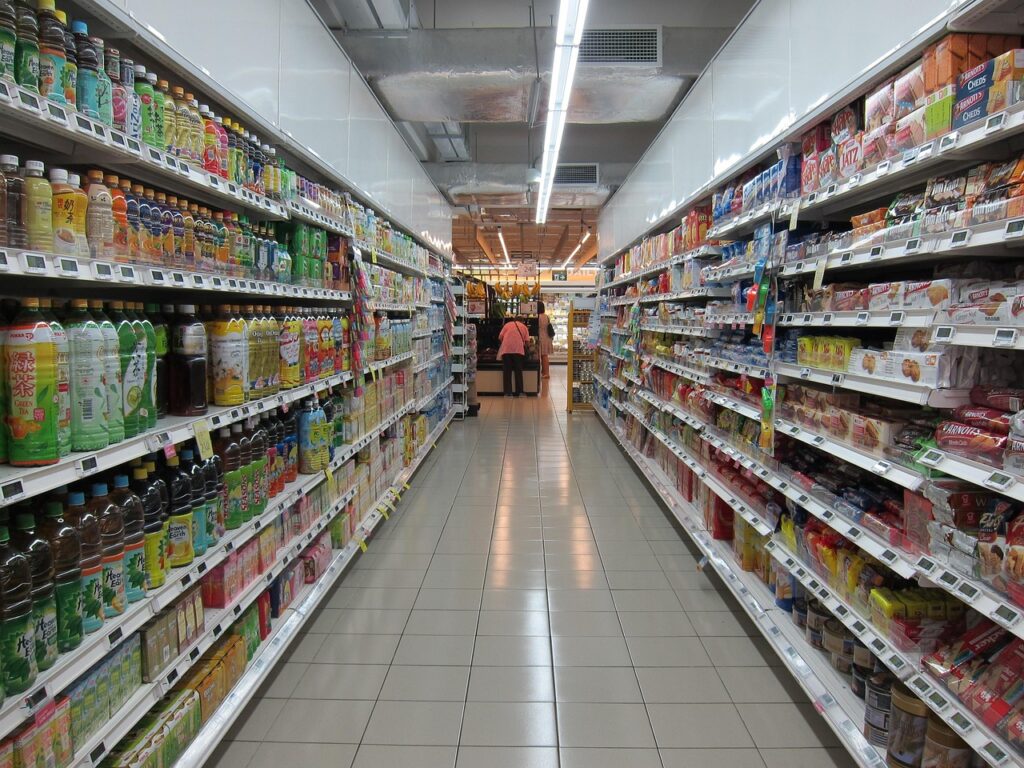 Ein Selbstbedienungskassen-Terminal bei Hofer zeigt den Touchscreen für den Einkauf im Supermarkt – Foto: ccipeggy / Pixabay