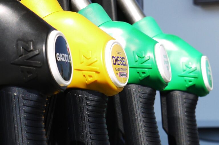 Ein Tankrüssel steckt im Tankstutzen eines Autos, bevor der Fahrer HVO-Diesel tankt – Foto: RoumanetD / Pixabay