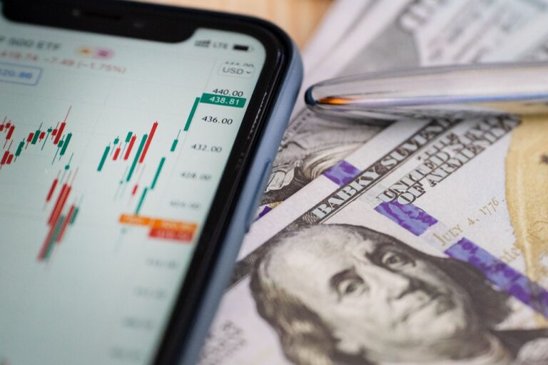 Taschenrechner und Wirtschaftszeitungen auf einem Schreibtisch symbolisieren die aktuelle IWF-Prognose zu Wachstum und Inflation – Foto: OleksandrPidvalnyi / Pixabay