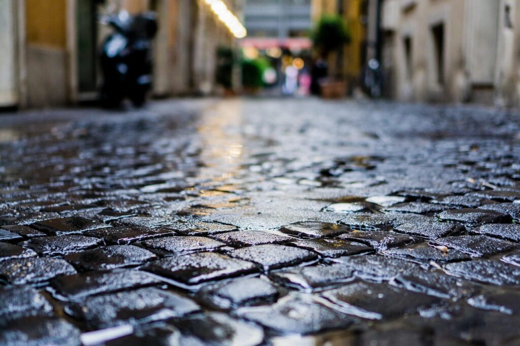 Nasse Straße mit grauem Himmel zeigt den Wetterumschwung in Österreich mit Regen und Wind – Foto: pixaoppa / Pixabay