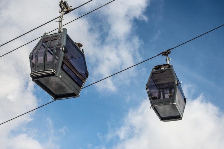 Eine moderne Gondelbahn in einem der Kärnten Skigebiete im winterlichen Morgenlicht – Foto: fotos1992 / Pixabay