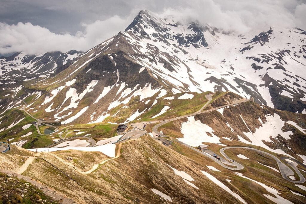 Eine verschneite Bergstraße zeigt die Folgen des Wintereinbruchs am Wochenende in den Alpen – Foto: Seaq68 / Pixabay