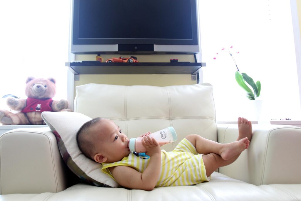 Das Bild zeigt Dosen mit Babynahrung in einem Supermarktregal, stellvertretend für den Rückruf von Babynahrung bei Kaufland – Foto: tung256 / Pixabay
