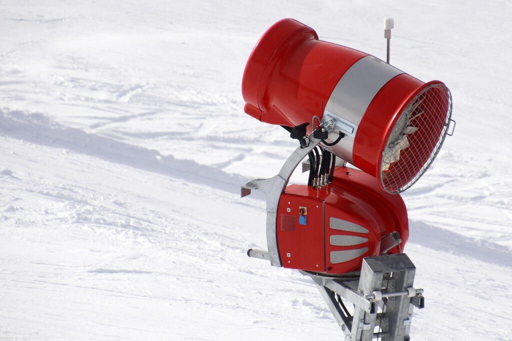 Eine Schneekanone erzeugt bei kalten Temperaturen Kunstschnee auf einer Skipiste trotz Trockenheit – Foto: anncapictures / Pixabay