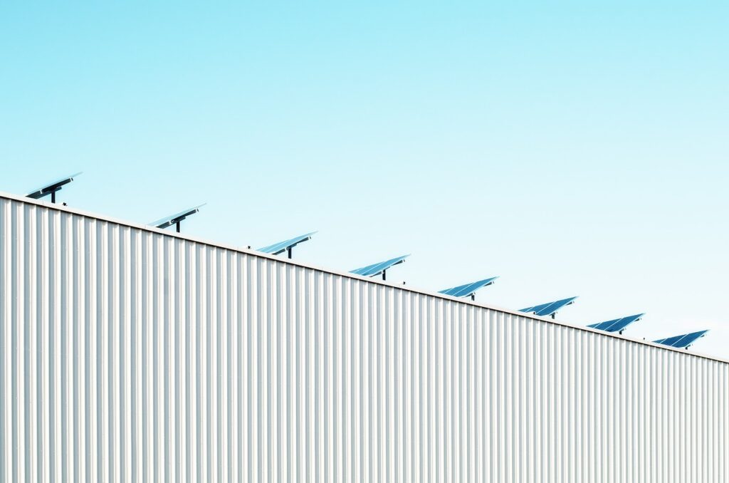 Nahaufnahme einer Photovoltaikanlage mit Stromspeicher an einem Einfamilienhaus, die von der aktuellen PV-Förderung profitieren könnte – Foto: scottwebb / Pixabay