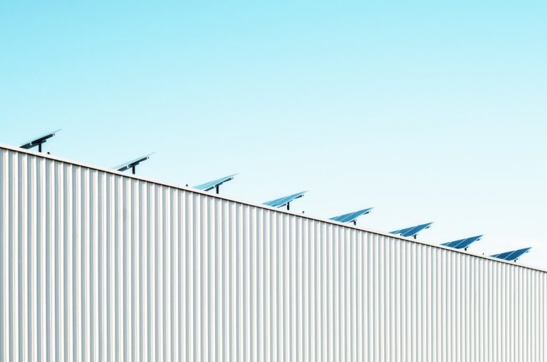 Nahaufnahme einer Photovoltaikanlage mit Stromspeicher an einem Einfamilienhaus, die von der aktuellen PV-Förderung profitieren könnte – Foto: scottwebb / Pixabay