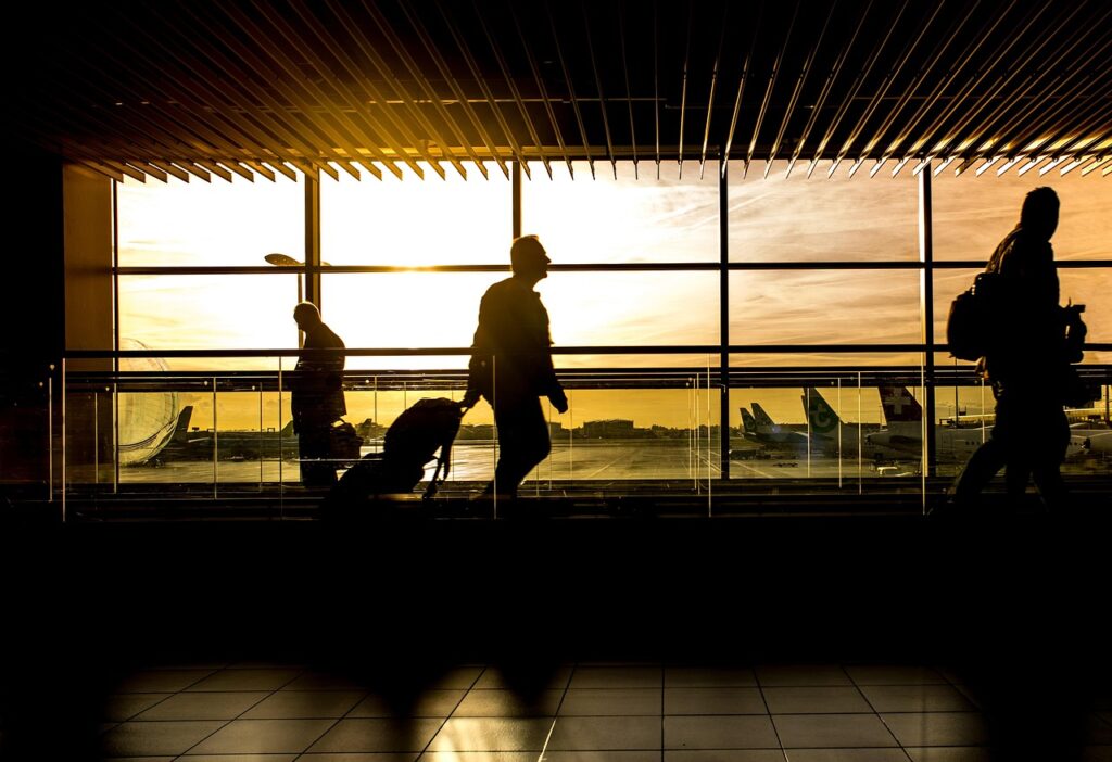 Ein Flugzeugflügel ist durch eine Terminalscheibe zu sehen, Symbolbild für den Lufthansa Riad Flugausfall – Foto: ClickerHappy / Pixabay