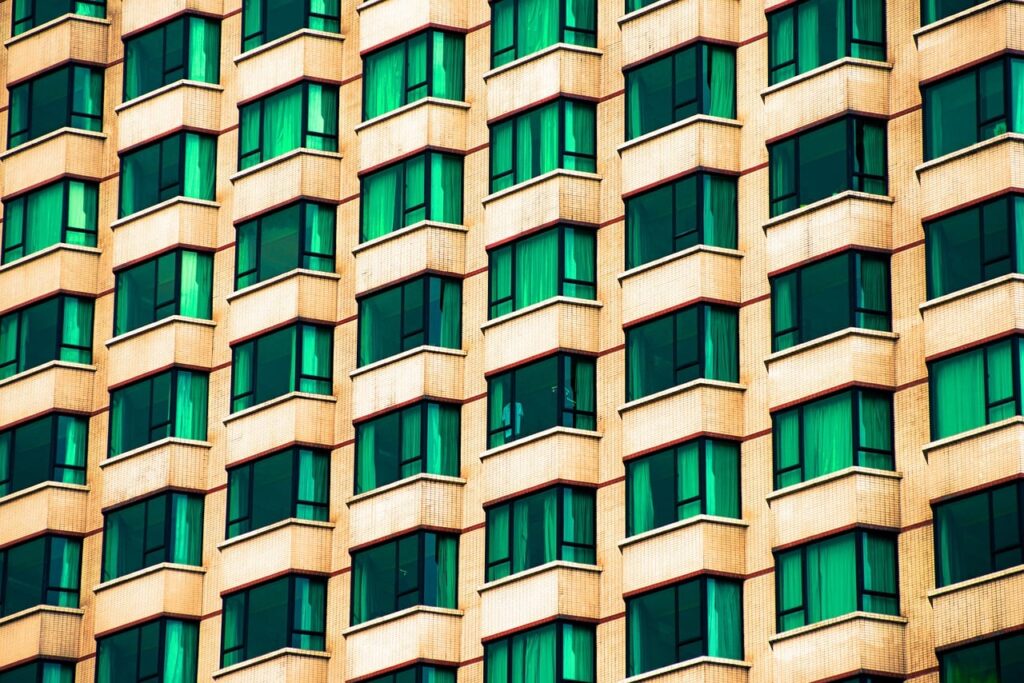 Fassade eines Mehrfamilienhauses in Deutschland, während Mieten in vielen Städten weiter steigen – Foto: huuvong / Pixabay