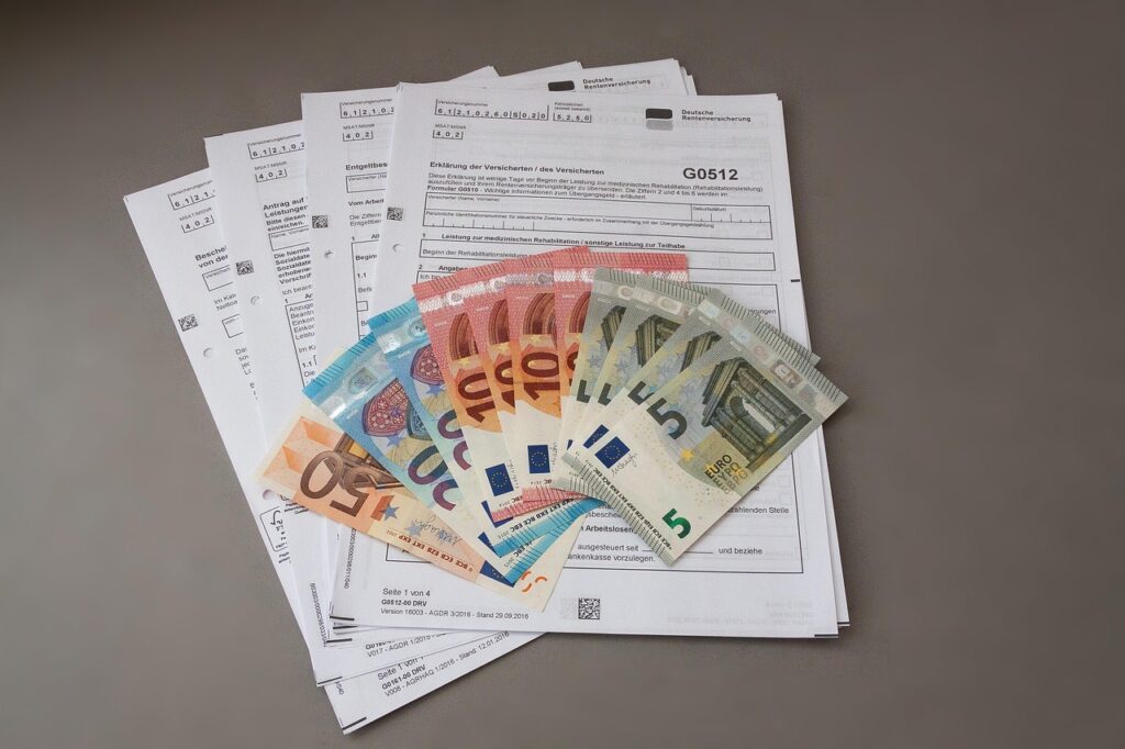Geldbörse mit Euromünzen und einem Antragsformular auf einem Tisch symbolisiert die Mütterrente für Väter – Foto: stux / Pixabay