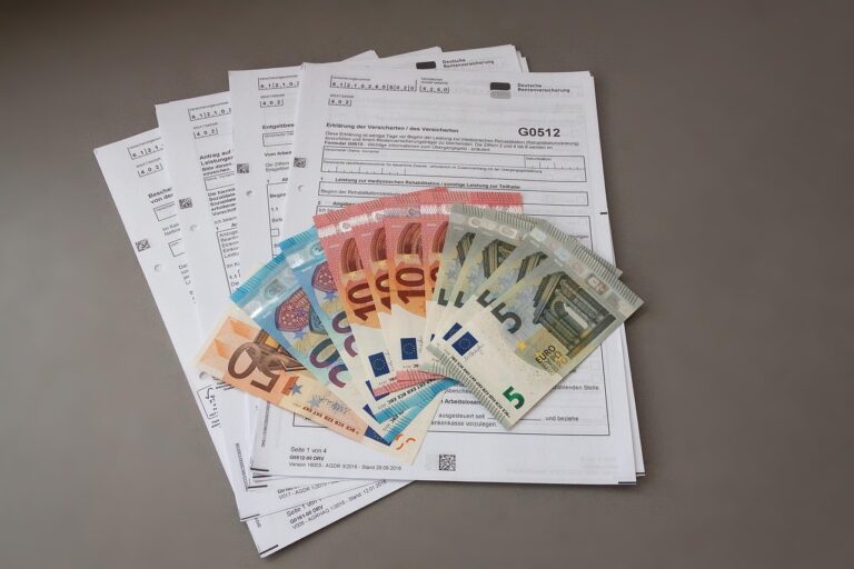Geldbörse mit Euromünzen und einem Antragsformular auf einem Tisch symbolisiert die Mütterrente für Väter – Foto: stux / Pixabay
