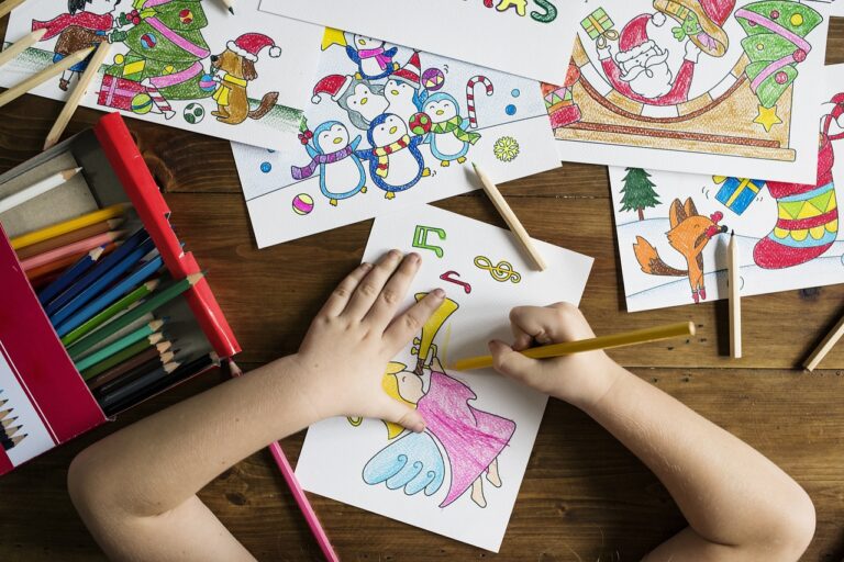 Schulgarderobe mit Kinderrucksäcken zeigt, wo Nachmittagsbetreuung Kosten für Eltern in Wien anfallen – Foto: rawpixel / Pixabay