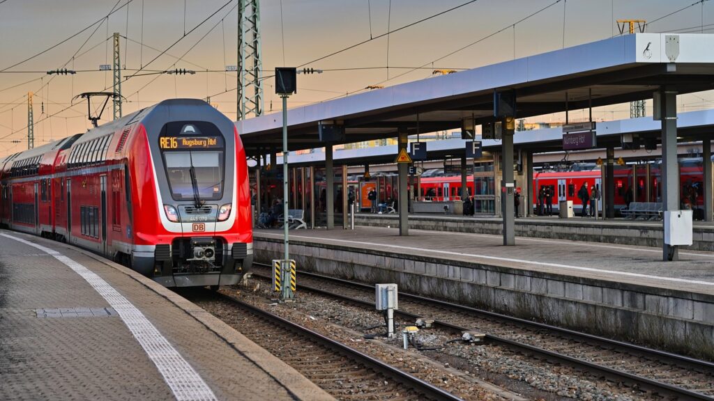 Bahnsteig mit modernem Zug zeigt die neuen Verbindungen des ÖBB-Fahrplans 2026 – Foto: ArminEP / Pixabay
