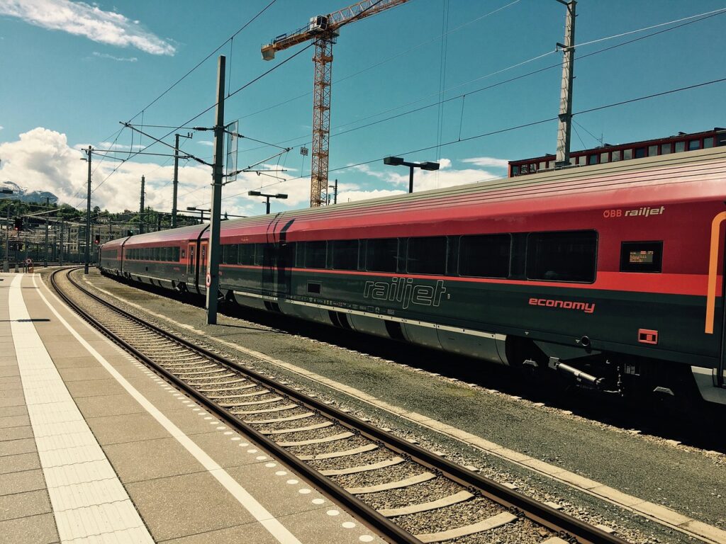 Ein moderner Zug am Bahnsteig steht sinnbildlich für den neuen ÖBB Fahrplan 2027 mit mehr Verbindungen und neuen Fahrzeugen – Foto: fchocholaty / Pixabay