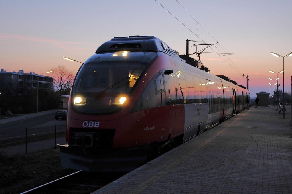 Ein moderner ÖBB-Zug fährt im Rahmen des neuen ÖBB-Fahrplans in einen österreichischen Bahnhof ein – Foto: Silberfuchs / Pixabay