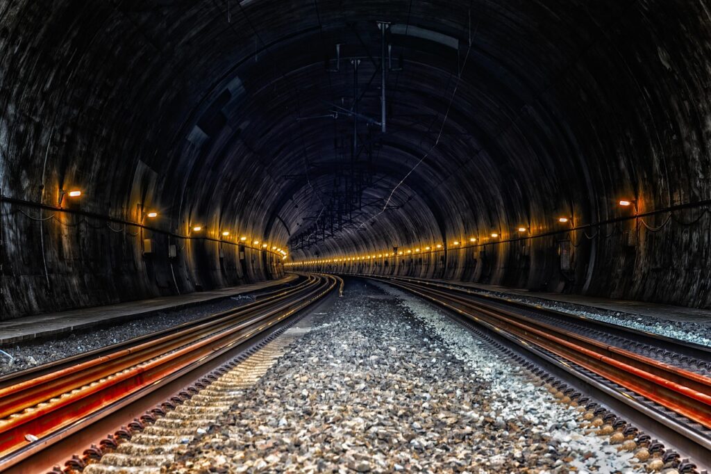 Leerer Bahnsteig an einer Alpenstrecke symbolisiert die Tauernsperre der ÖBB zwischen Februar und Juli 2027 – Foto: Tama66 / Pixabay