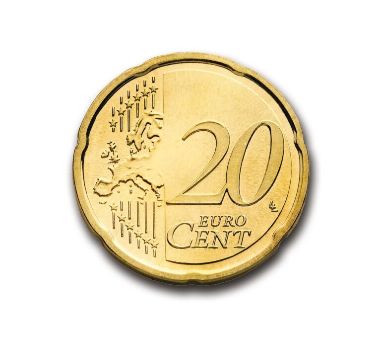 Münzen und ein Briefumschlag auf einem Küchentisch symbolisieren den monatlich fälligen ORF-Beitrag – Foto: stux / Pixabay