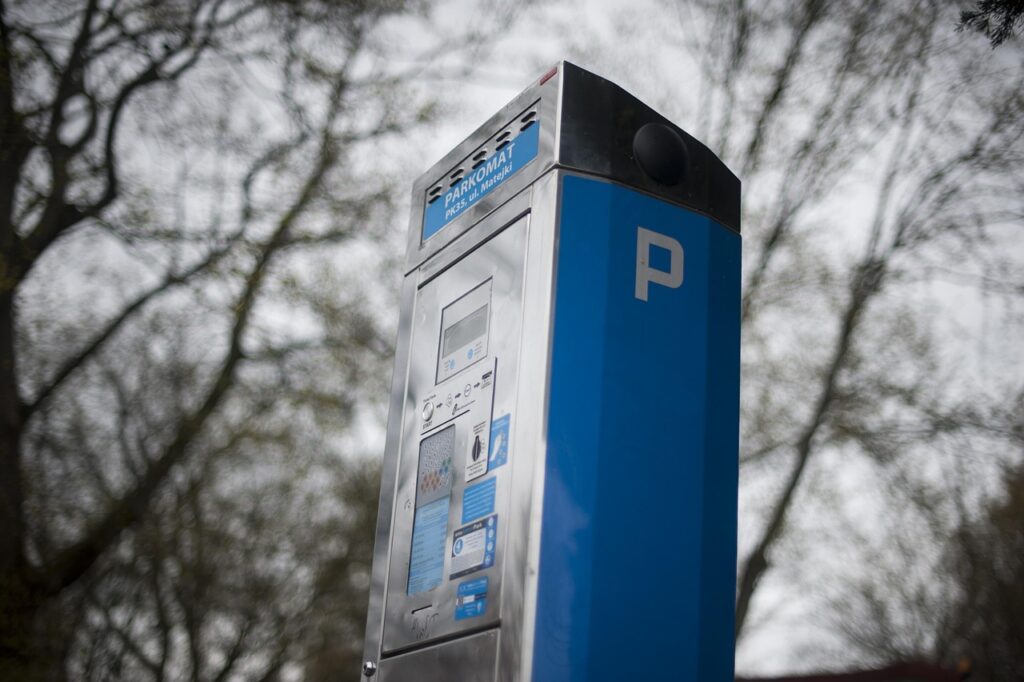 Ein Parkscheinautomat in der Klagenfurter Innenstadt zeigt, wie Parkgebühren abseits eines Parkstrafe-Rekords regulär berechnet werden – Foto: AndrzejRembowski / Pixabay